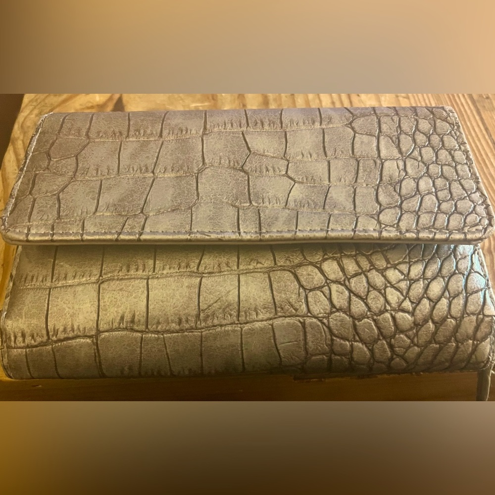 Grey Faux Croc Wallet!!! 🪪 💳